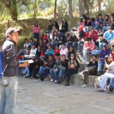 ASAMBLEA. Los estudiantes mantienen su posicin y decidieron que sus movilizaciones continuarn hoy, con una marcha a las 9:00.