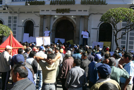 PROTESTA. Los transportistas voliveron a manifestarse ayer en las afueras de la Alcalda.