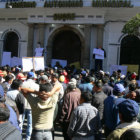 PROTESTA. Los transportistas voliveron a manifestarse ayer en las afueras de la Alcalda.