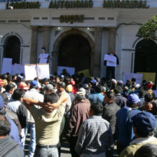 PROTESTA. Los transportistas voliveron a manifestarse ayer en las afueras de la Alcalda.