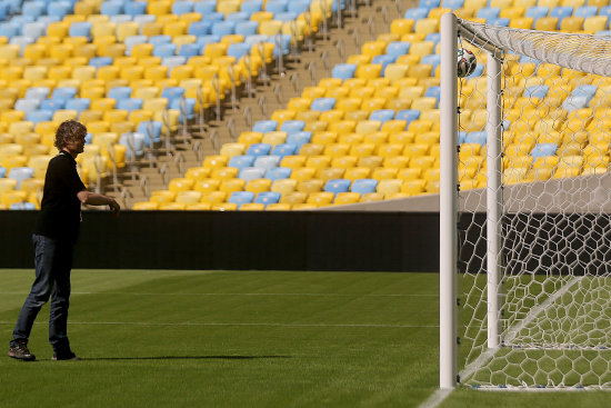 Un representante de la FIFA prueba una cmara en el arco.