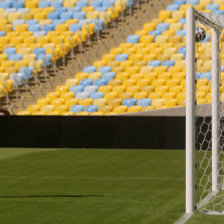 Un representante de la FIFA prueba una cmara en el arco.