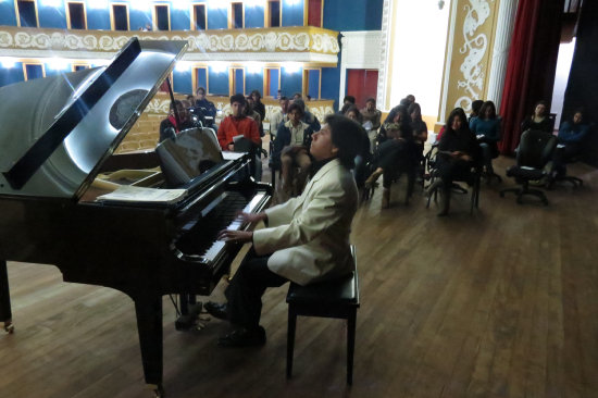 CONCIERTO. Juan Miguel Arias en el piano, anoche, en el teatro Gran Mariscal.