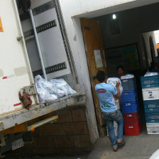 APROVISIONAMIENTO. Descarga de productos del subsidio en las oficinas de Lacteosbol, en Sucre.