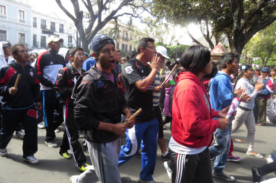 TREGUA: Los estudiantes levantaron la huelga instalada en la plaza tras una marcha.