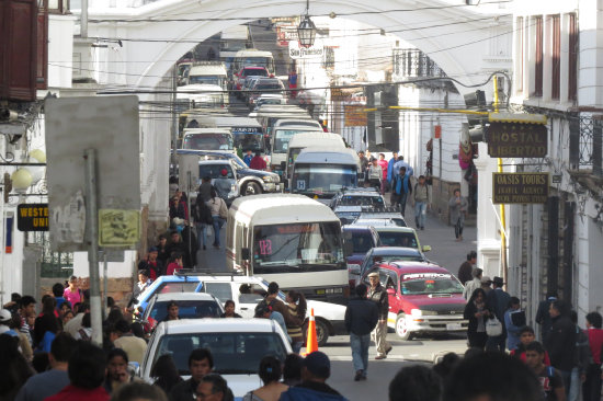 CONGESTIN. Las constantes marchas y bloqueos que protagonizaron varios sectores congestionaron las principales calles del centro de Sucre