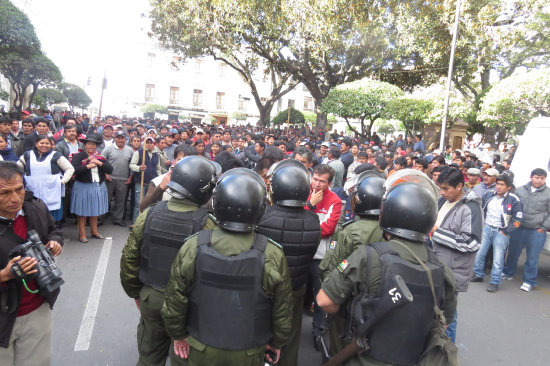 TENSIN. Los transportistas, armados con palos y petardos, estuvieron a punto de enfrentarse a un contingente policial.