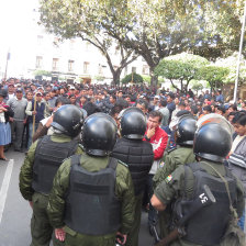 TENSIN. Los transportistas, armados con palos y petardos, estuvieron a punto de enfrentarse a un contingente policial.