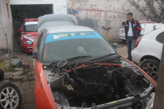 Los automviles ya se van poniendo a punto para el inicio del Circuito Oscar Crespo.