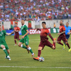 Cristiano Ronaldo (c) se apresta a rematar un baln en el partido amistoso que Portugal sostuvo con Irlanda, en Nueva Jersey.