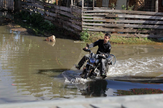 CRISIS. Habitantes de Asuncin tratan de sobrellevar la adversidad luego de la intensa crecida de las aguas del ro Paraguay.