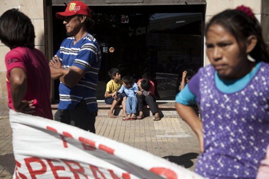 CELEBRACIN. Miembros de la comunidad indgena Sawhoyamaxa en Asuncin.