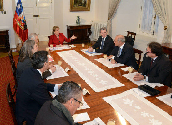 CONSULTAS. La presidenta Michelle Bachelet se reuni con senadores, ayer.