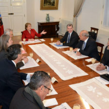 CONSULTAS. La presidenta Michelle Bachelet se reuni con senadores, ayer.