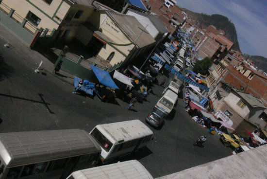 CONGESTIN. Las lneas de los sindicatos San Cristbal y Sucre transitan en caravanas por las mismas calles de la zona del Mercado Campesino.