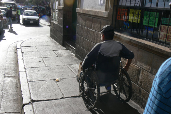 CALLES. Las personas con discapacidad fsica tienen dificultades para transitar.