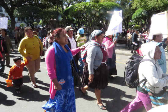 PROTESTA. La marcha pas por la Plaza.