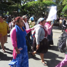 PROTESTA. La marcha pas por la Plaza.