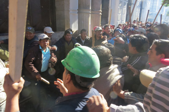 ENFRENTAMIENTO. El momento en el que trabajadores de FANCESA y empleados municipales recuperan la Alcalda de Sucre.