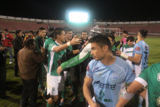 La eufrica celebracin del conjunto yacuibeo en el estadio Patria, tras vencer en la tanda de los penales frente a un Aurora que no fue ms.