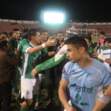 La eufrica celebracin del conjunto yacuibeo en el estadio Patria, tras vencer en la tanda de los penales frente a un Aurora que no fue ms.