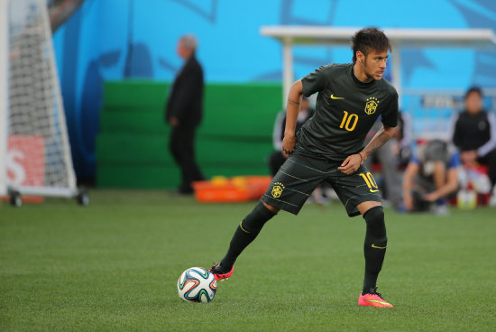 Brasil debutar hoy en su Mundial con Neymar como su principal figura; al lado, el cierre de prcticas de la seleccin croata.