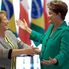 RELACIONES. Dilma Rousseff (d), recibe a su homloga chilena, Michelle Bachelet.