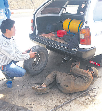 REALIDAD. En la avenida Marcelo Quiroga Santa Cruz, decenas de nios trabajan en talleres.