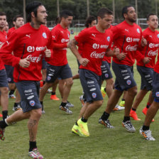 Jugadores de la seleccin nacional de Chile participan en un entrenamiento matutino de su equipo.