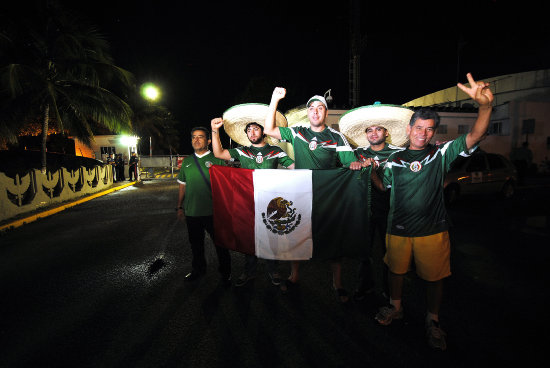 Aficionados mexicanos alientan a su equipo antes de su primer partido.