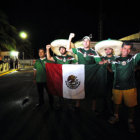 Aficionados mexicanos alientan a su equipo antes de su primer partido.