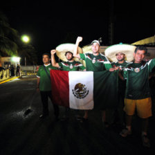 Aficionados mexicanos alientan a su equipo antes de su primer partido.