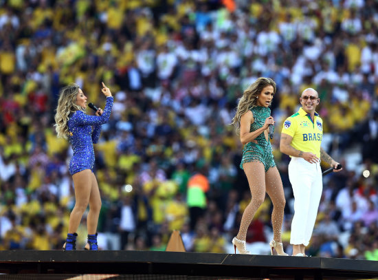 Los cantantes estadounidenses, Pitbull y Jennifer Lpez (c), adems de la brasilea Claudia Leitte (i) alegraron la gala de inauguracin, donde hubo demostracin de respeto por la naturaleza.