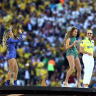 Los cantantes estadounidenses, Pitbull y Jennifer Lpez (c), adems de la brasilea Claudia Leitte (i) alegraron la gala de inauguracin, donde hubo demostracin de respeto por la naturaleza.