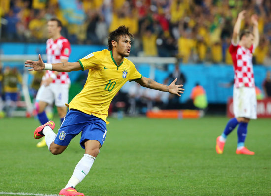 Neymar celebra uno de sus goles, que fueron claves para el triunfo de Brasil sobre Croacia; al lado, el festejo de los hinchas brasileos en el estadio Arena Corinthians de Sao Paulo.