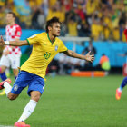 Neymar celebra uno de sus goles, que fueron claves para el triunfo de Brasil sobre Croacia; al lado, el festejo de los hinchas brasileos en el estadio Arena Corinthians de Sao Paulo.