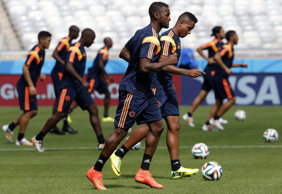 Los jugadores de la seleccin de Colombia Jackson Martnez (i) y Carlos Carbonero (d) participan de una prctica.