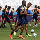 Los jugadores de la seleccin de Colombia Jackson Martnez (i) y Carlos Carbonero (d) participan de una prctica.