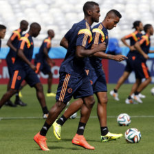 Los jugadores de la seleccin de Colombia Jackson Martnez (i) y Carlos Carbonero (d) participan de una prctica.