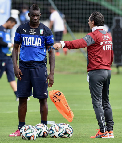 El entrenador de la seleccin italiana, Cesare Prandelli (d), conversa con el delantero Mario Balotelli.