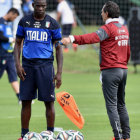 El entrenador de la seleccin italiana, Cesare Prandelli (d), conversa con el delantero Mario Balotelli.