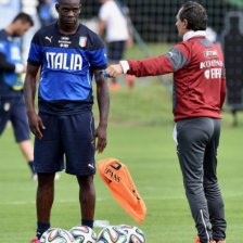 El entrenador de la seleccin italiana, Cesare Prandelli (d), conversa con el delantero Mario Balotelli.