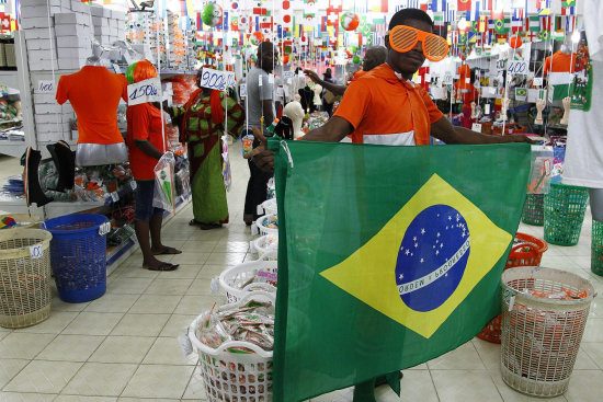 Aficionados de Costa de Marfil compran banderas brasileas.