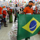 Aficionados de Costa de Marfil compran banderas brasileas.