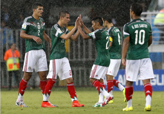 La celebracin eufrica de Mxico tras el gol de Peralta que, a la postre, fue el del triunfo sobre los Leones Indomables.