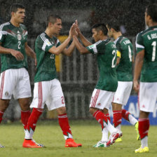 La celebracin eufrica de Mxico tras el gol de Peralta que, a la postre, fue el del triunfo sobre los Leones Indomables.