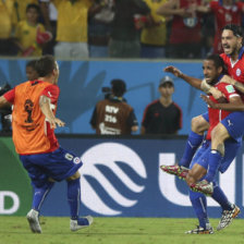 Jean Beausejour (2d) es alcanzado por dos compaeros para fundirse en un abrazo tras marcar el tercer gol.