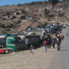 MEDIDA. Una imagen del bloqueo en la zona de Qhora Qhora, ayer. Los transportistas habilitaron la va slo para permitir el paso de los coches de carrera.