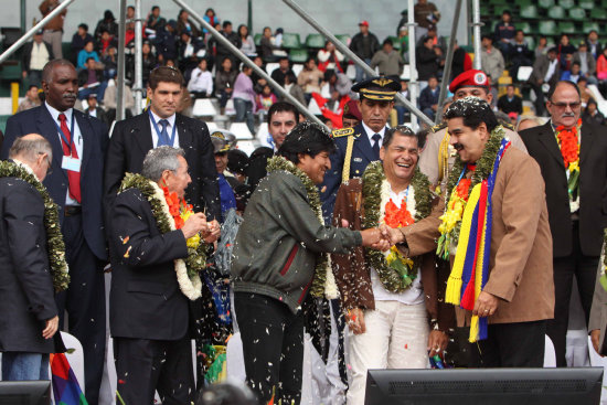 MASAS. Mandatarios de los pases de la ALBA en el estadio Tahuichi Aguilera, ayer.