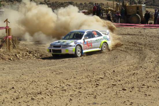 El valluno Wilson Tapia maniobra con gran habilidad su blido en el sector de tierra del Circuito Oscar Crespo Sucre 2014, en la jornada sabatina.